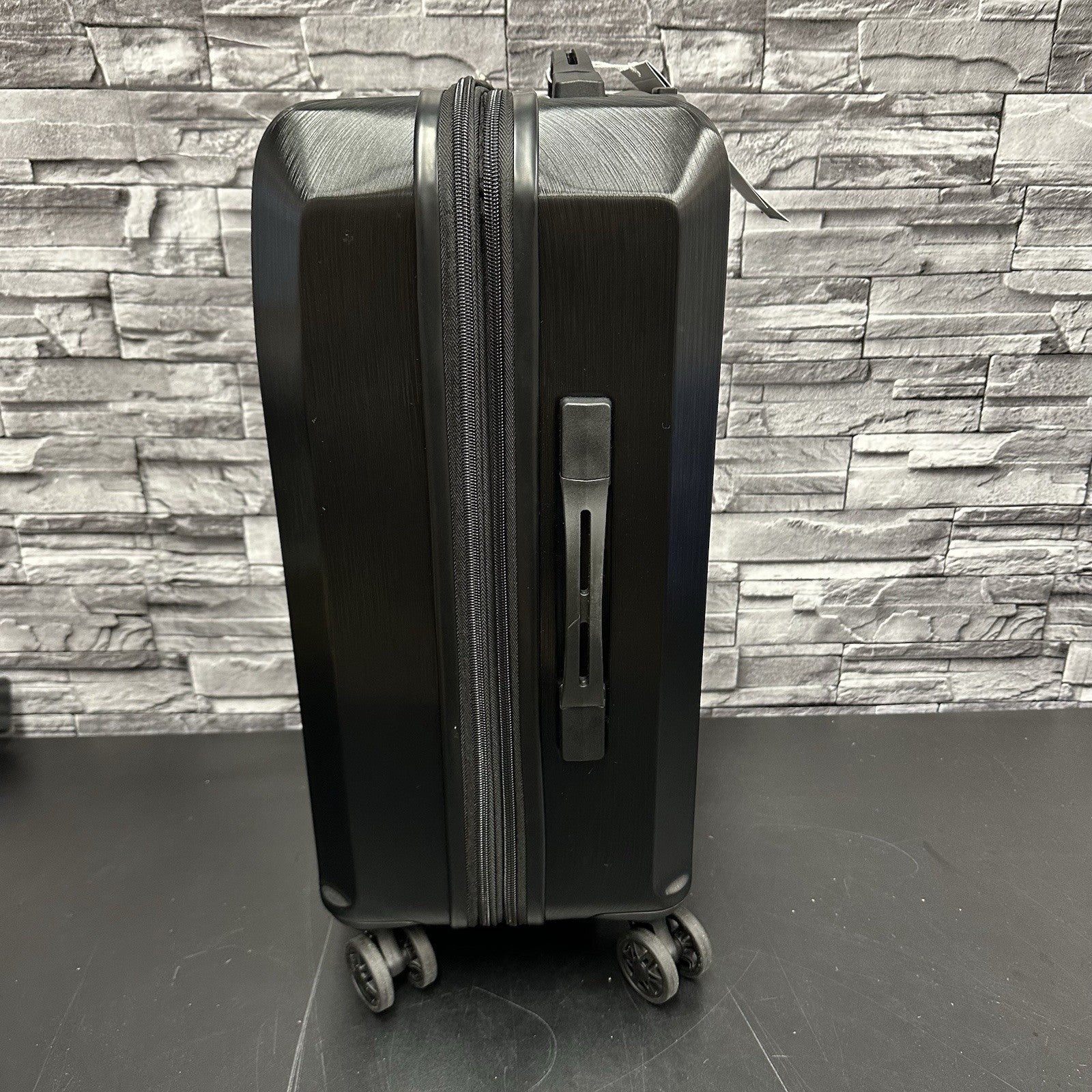 8610686